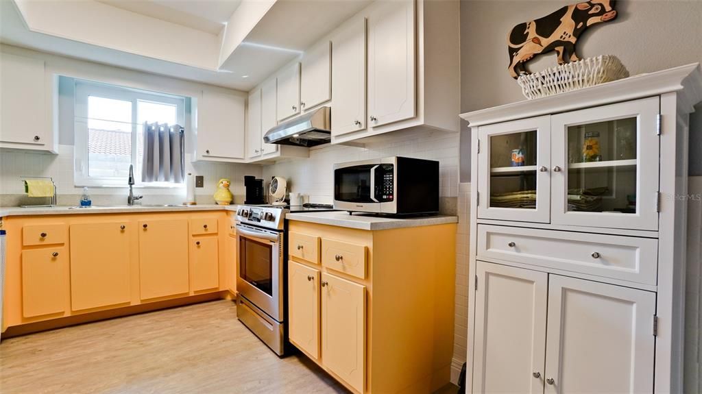 For Sale: $180,000 (1 beds, 1 baths, 812 Square Feet)