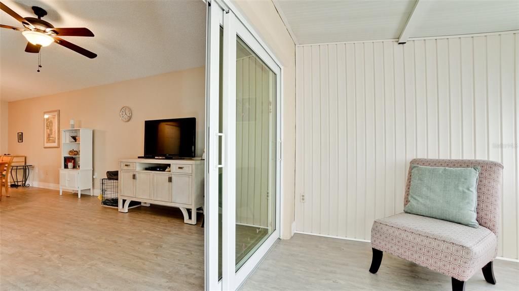 For Sale: $180,000 (1 beds, 1 baths, 812 Square Feet)