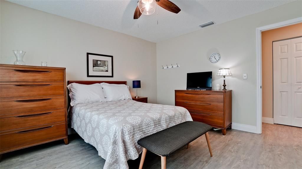 For Sale: $180,000 (1 beds, 1 baths, 812 Square Feet)