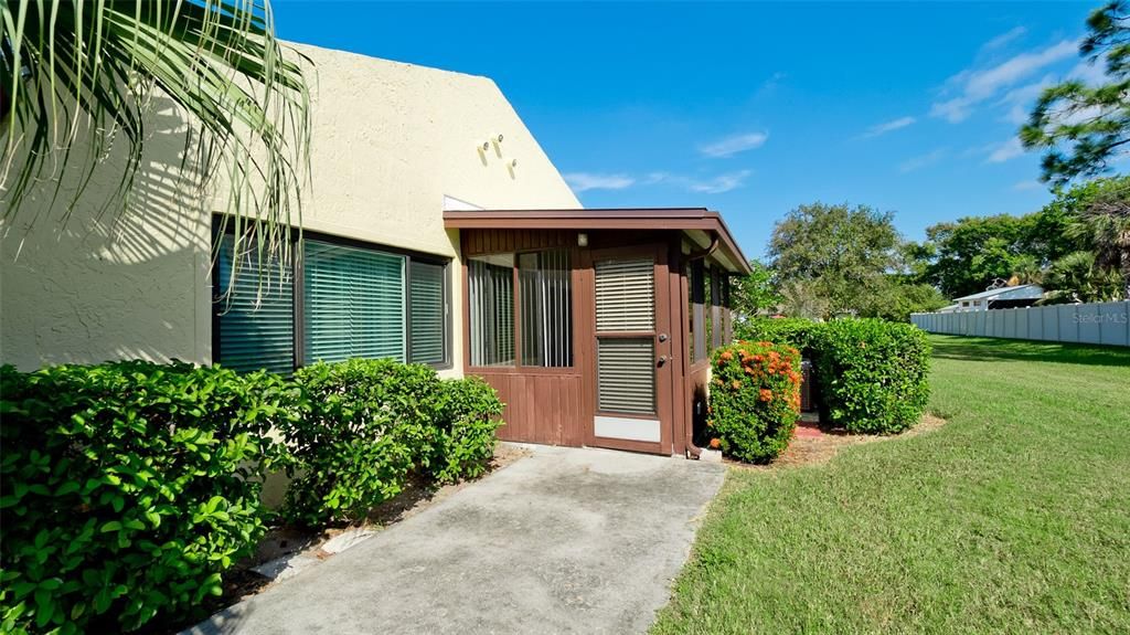 For Sale: $180,000 (1 beds, 1 baths, 812 Square Feet)