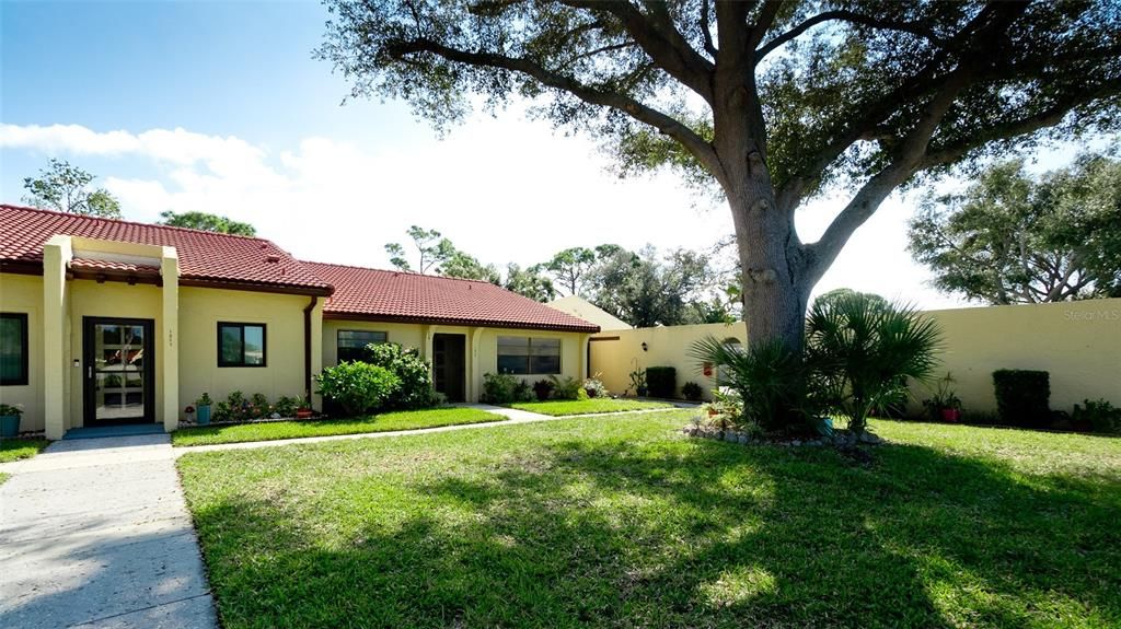 For Sale: $180,000 (1 beds, 1 baths, 812 Square Feet)