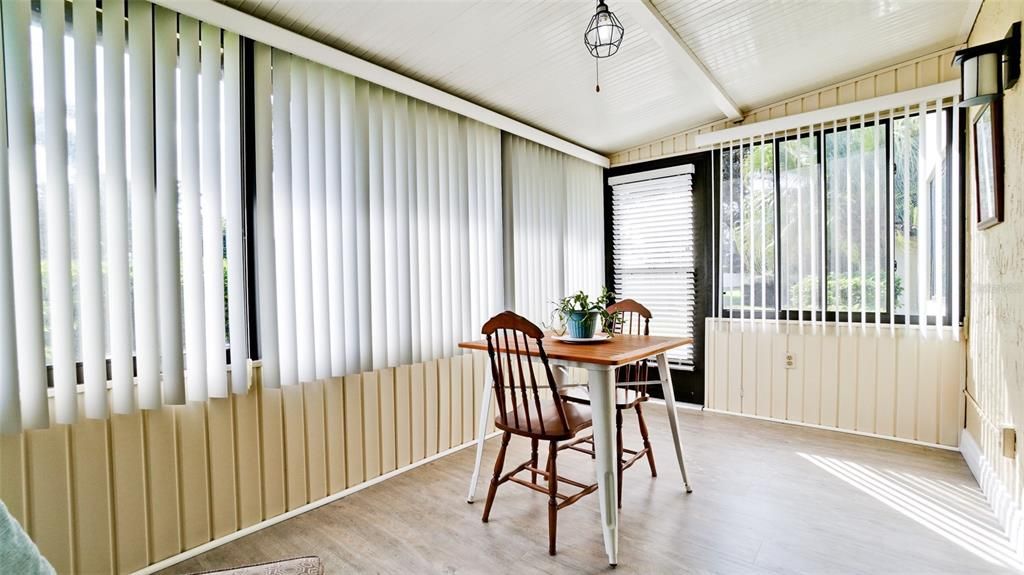 For Sale: $180,000 (1 beds, 1 baths, 812 Square Feet)