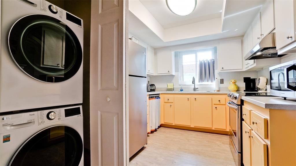 For Sale: $180,000 (1 beds, 1 baths, 812 Square Feet)