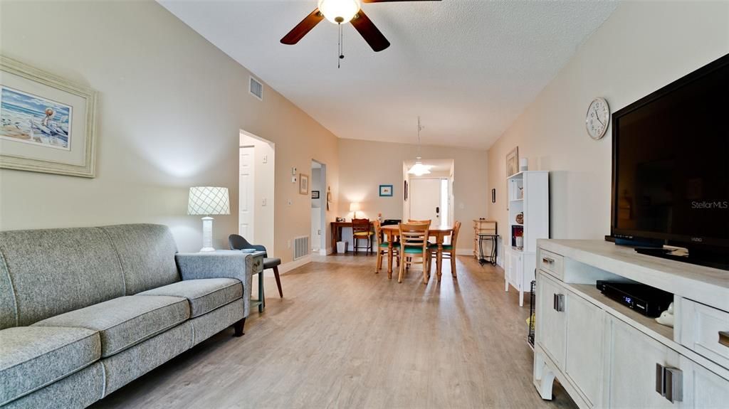 For Sale: $180,000 (1 beds, 1 baths, 812 Square Feet)