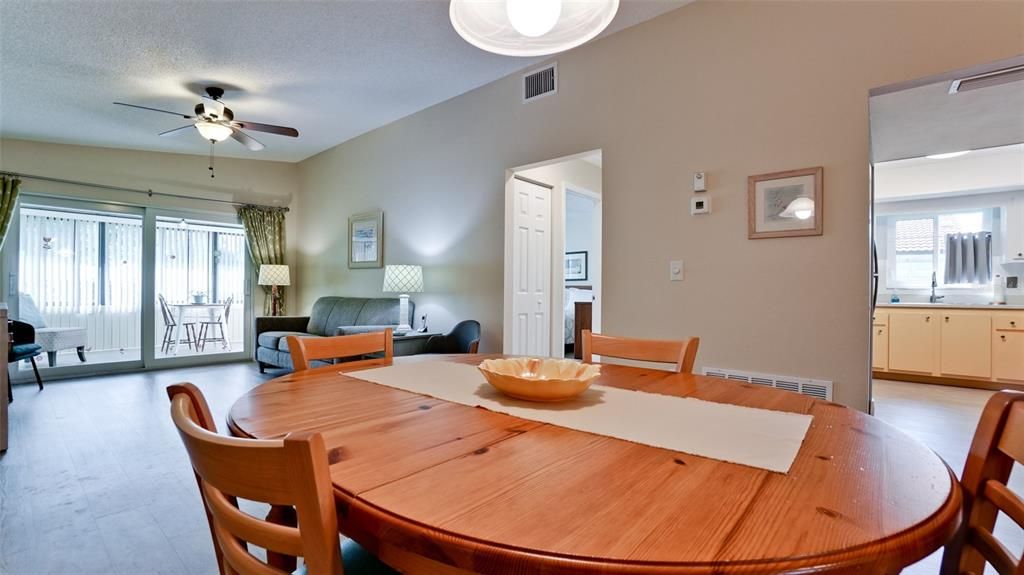 For Sale: $180,000 (1 beds, 1 baths, 812 Square Feet)