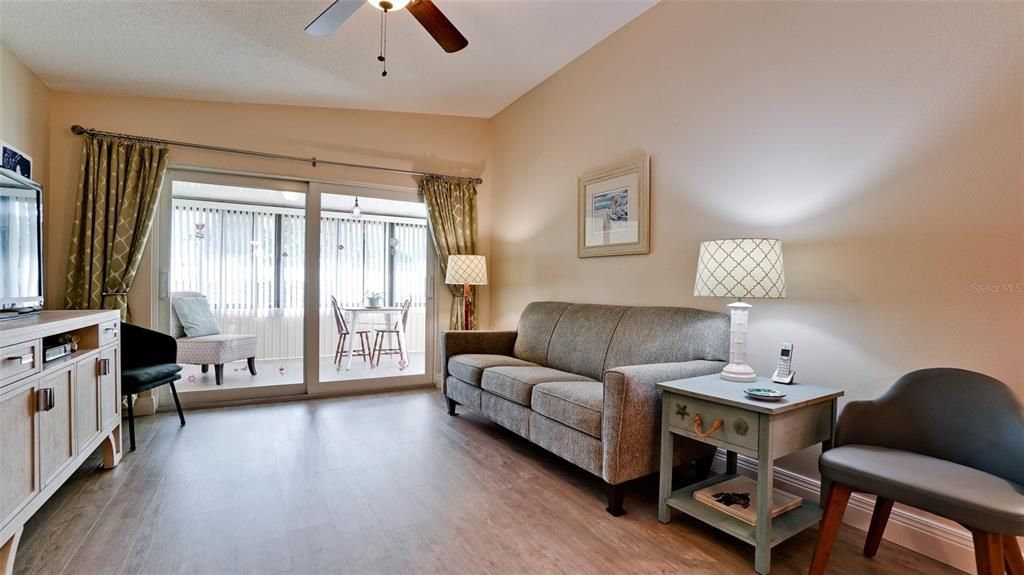 For Sale: $180,000 (1 beds, 1 baths, 812 Square Feet)