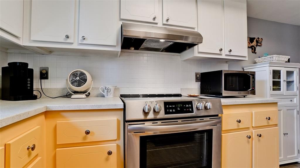 For Sale: $180,000 (1 beds, 1 baths, 812 Square Feet)