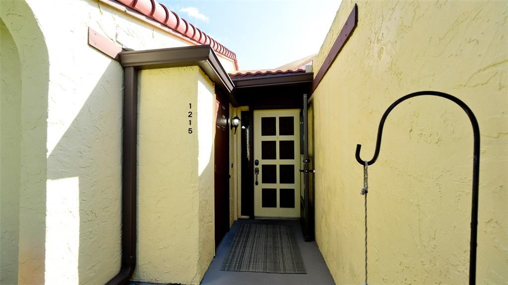 For Sale: $180,000 (1 beds, 1 baths, 812 Square Feet)