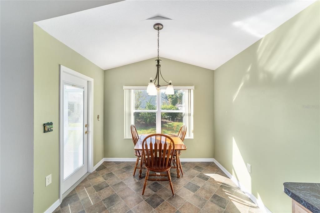 For Sale: $204,900 (2 beds, 2 baths, 1121 Square Feet)