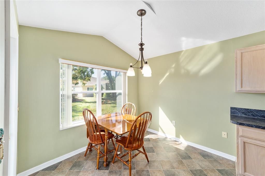 For Sale: $204,900 (2 beds, 2 baths, 1121 Square Feet)