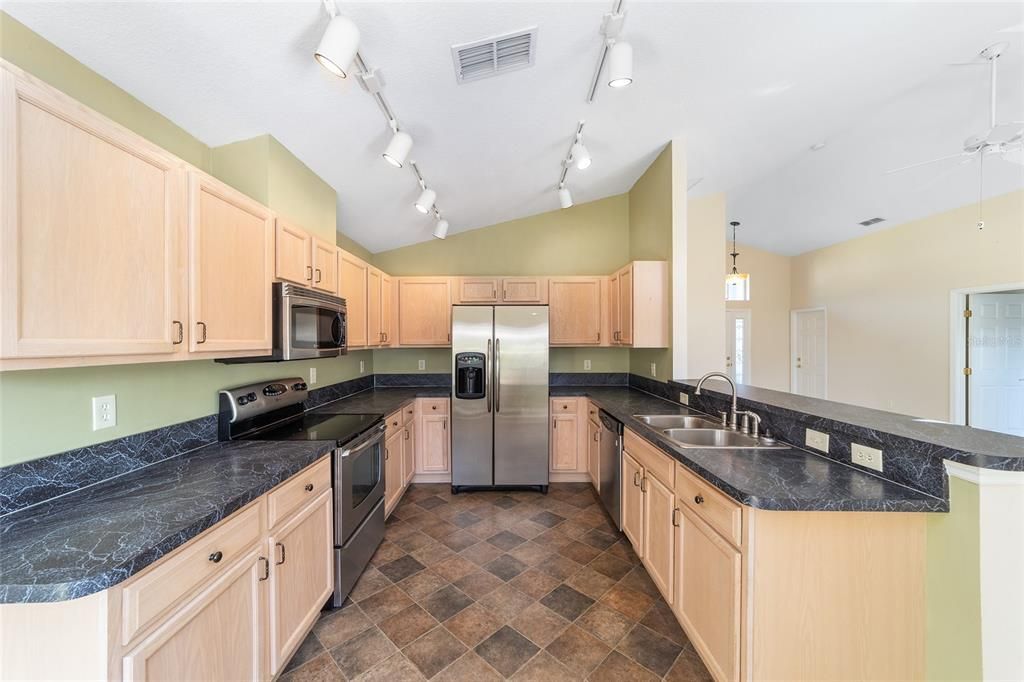 For Sale: $204,900 (2 beds, 2 baths, 1121 Square Feet)