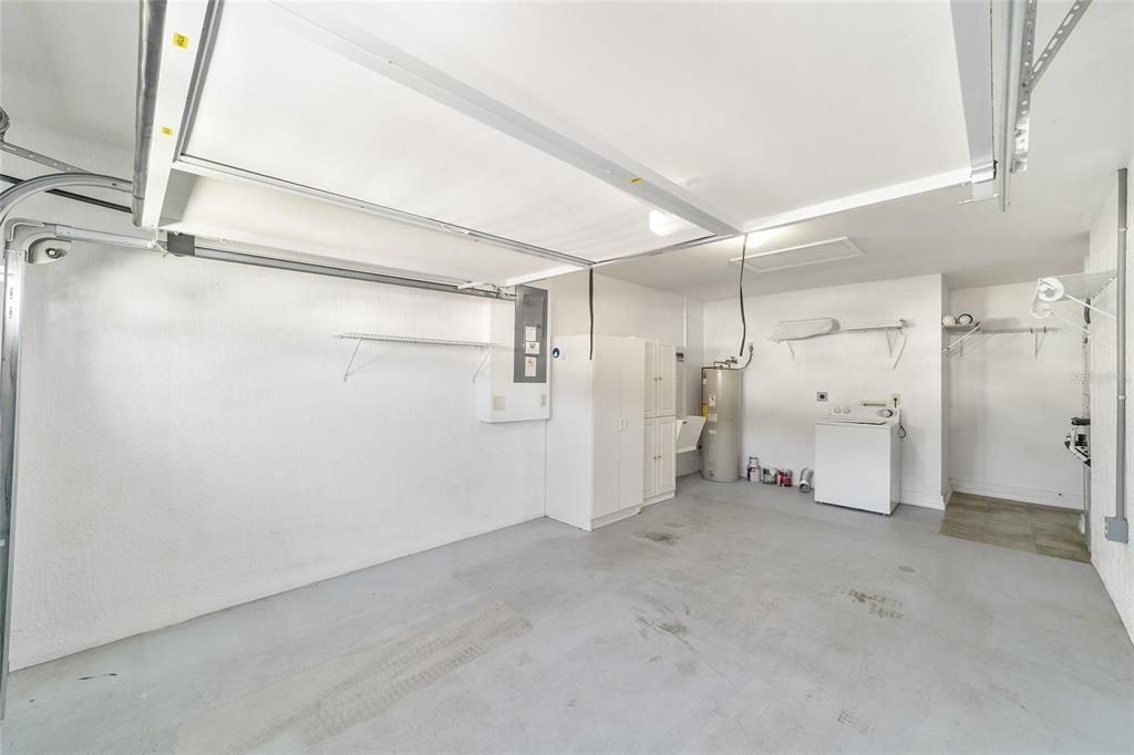 For Sale: $204,900 (2 beds, 2 baths, 1121 Square Feet)