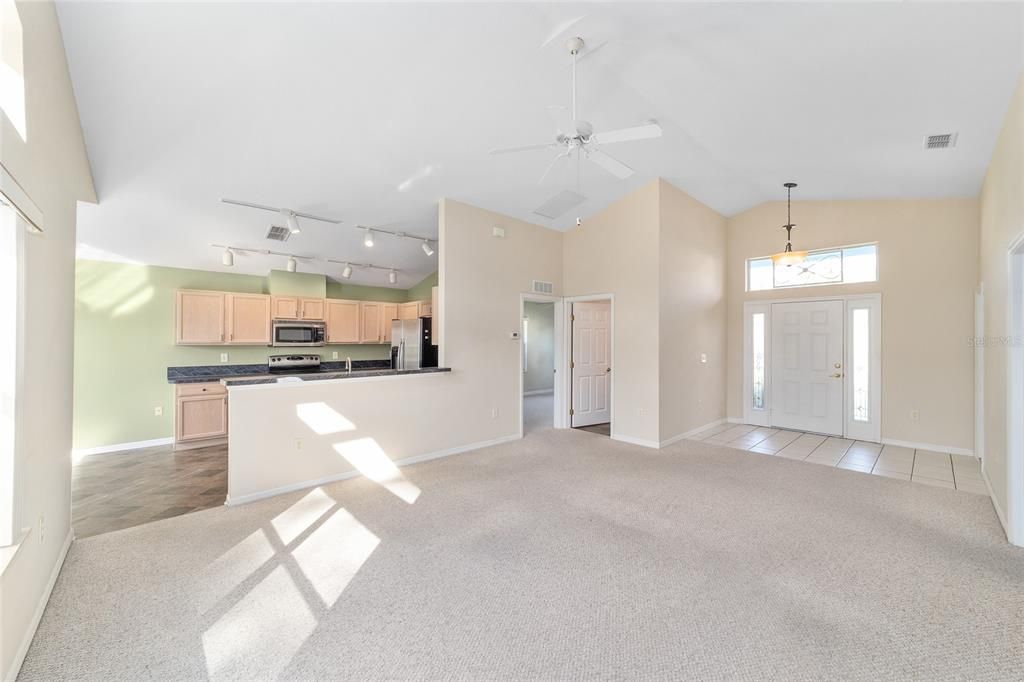 For Sale: $204,900 (2 beds, 2 baths, 1121 Square Feet)