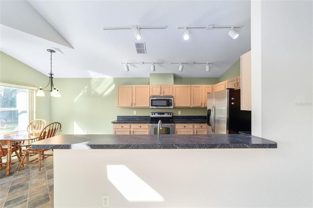 For Sale: $204,900 (2 beds, 2 baths, 1121 Square Feet)