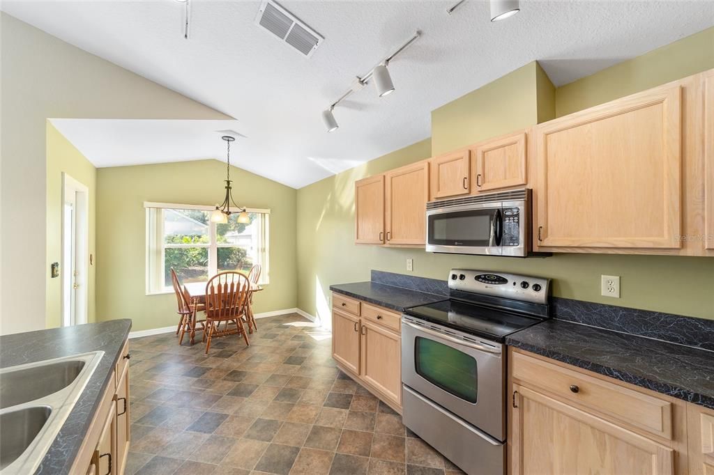 For Sale: $204,900 (2 beds, 2 baths, 1121 Square Feet)