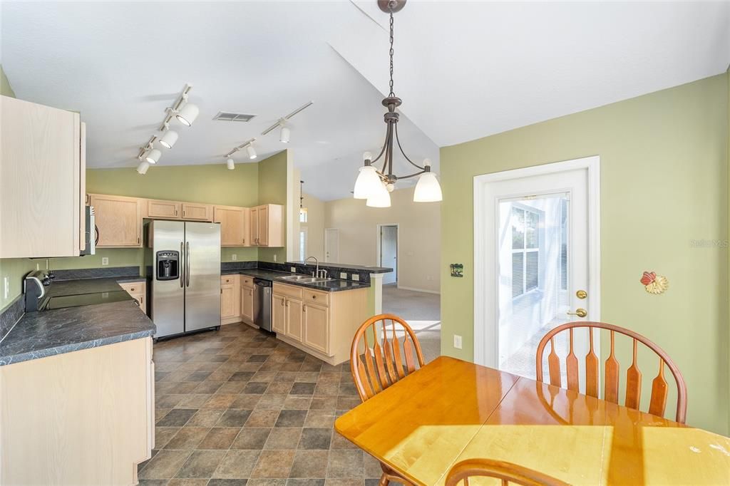 For Sale: $204,900 (2 beds, 2 baths, 1121 Square Feet)