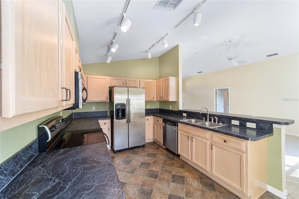 For Sale: $204,900 (2 beds, 2 baths, 1121 Square Feet)