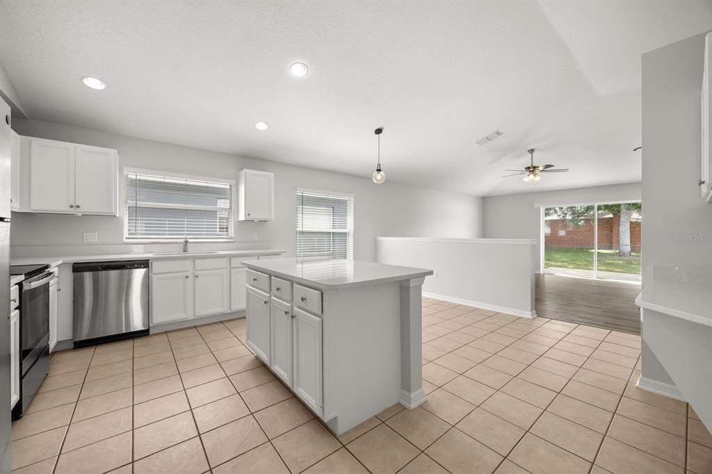 合同活跃: $399,900 (3 贝兹, 2 浴室, 1948 平方英尺)