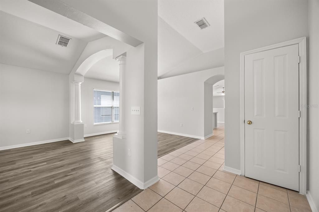 合同活跃: $399,900 (3 贝兹, 2 浴室, 1948 平方英尺)