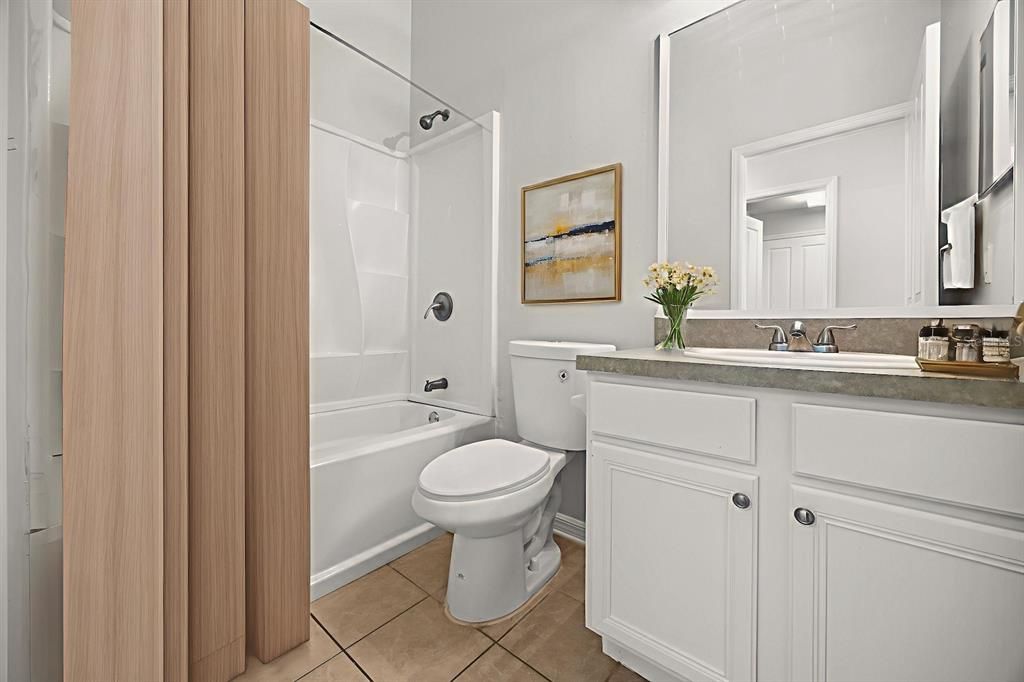 合同活跃: $399,900 (3 贝兹, 2 浴室, 1948 平方英尺)