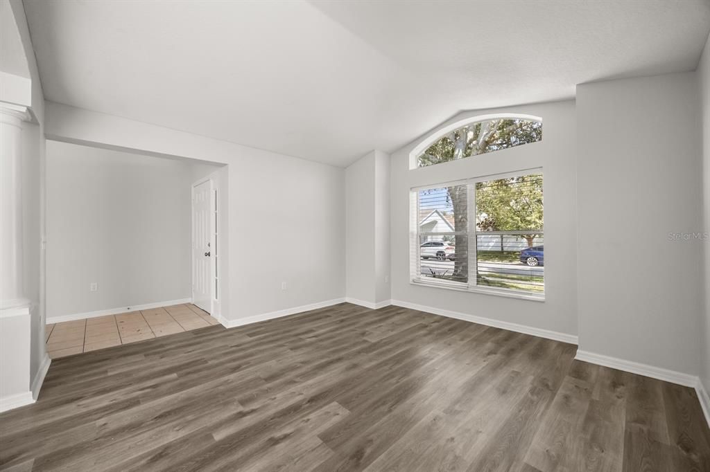 合同活跃: $399,900 (3 贝兹, 2 浴室, 1948 平方英尺)