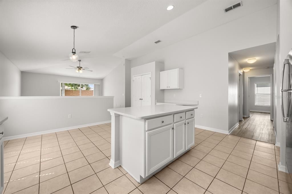 合同活跃: $399,900 (3 贝兹, 2 浴室, 1948 平方英尺)