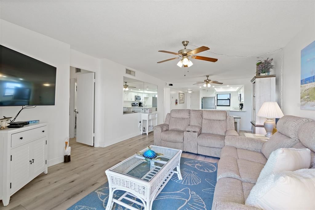 待售: $595,000 (2 贝兹, 2 浴室, 1145 平方英尺)