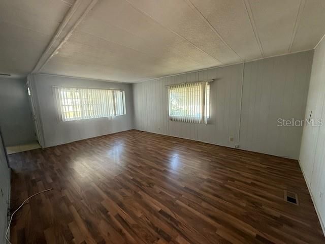 For Sale: $114,000 (2 beds, 2 baths, 1104 Square Feet)