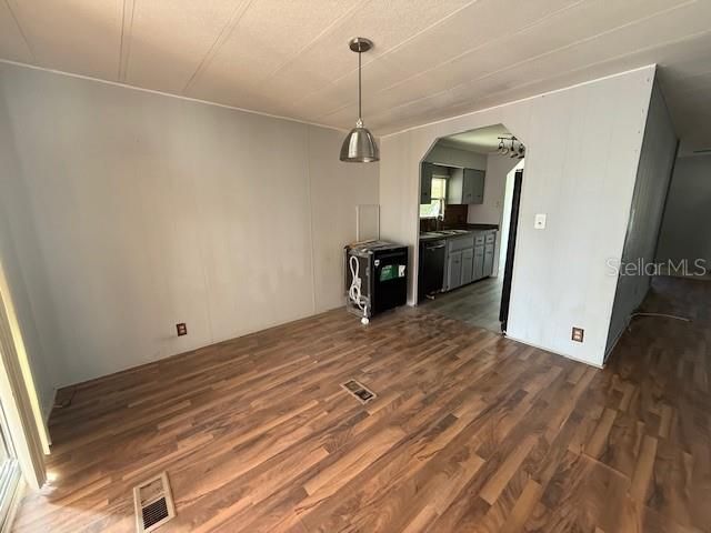 For Sale: $114,000 (2 beds, 2 baths, 1104 Square Feet)