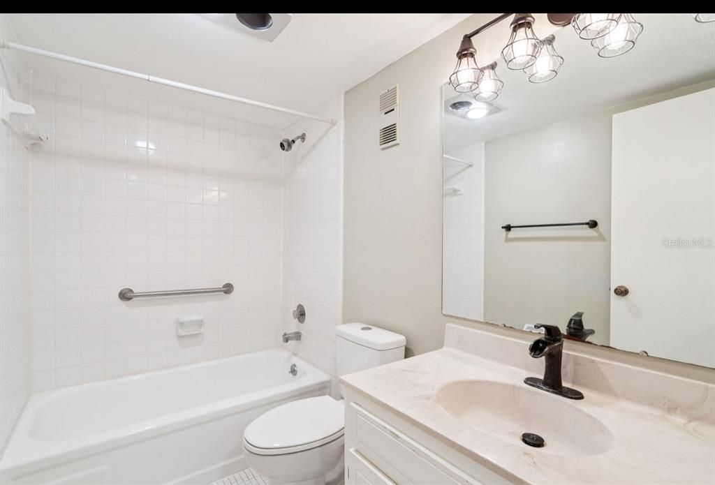 For Sale: $207,000 (2 beds, 2 baths, 1042 Square Feet)