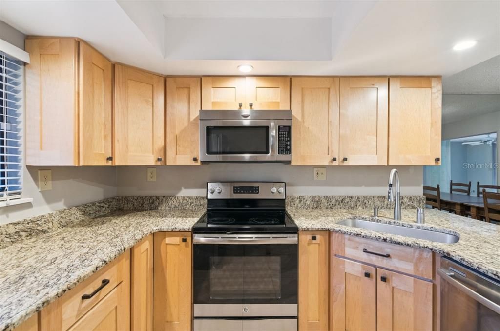 For Sale: $207,000 (2 beds, 2 baths, 1042 Square Feet)