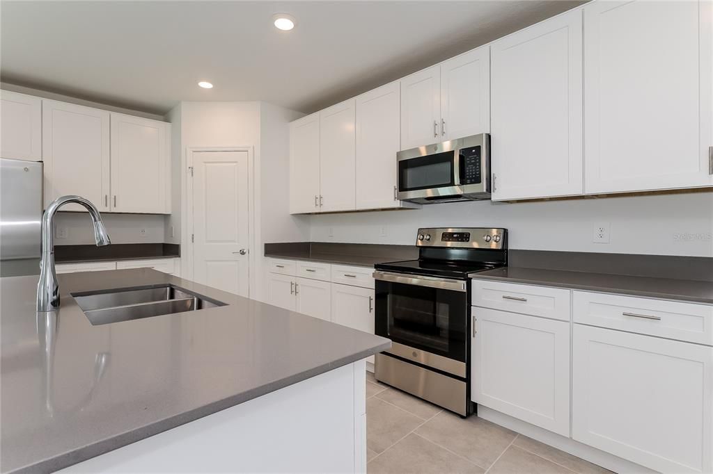 For Rent: $2,200 (5 beds, 2 baths, 2215 Square Feet)