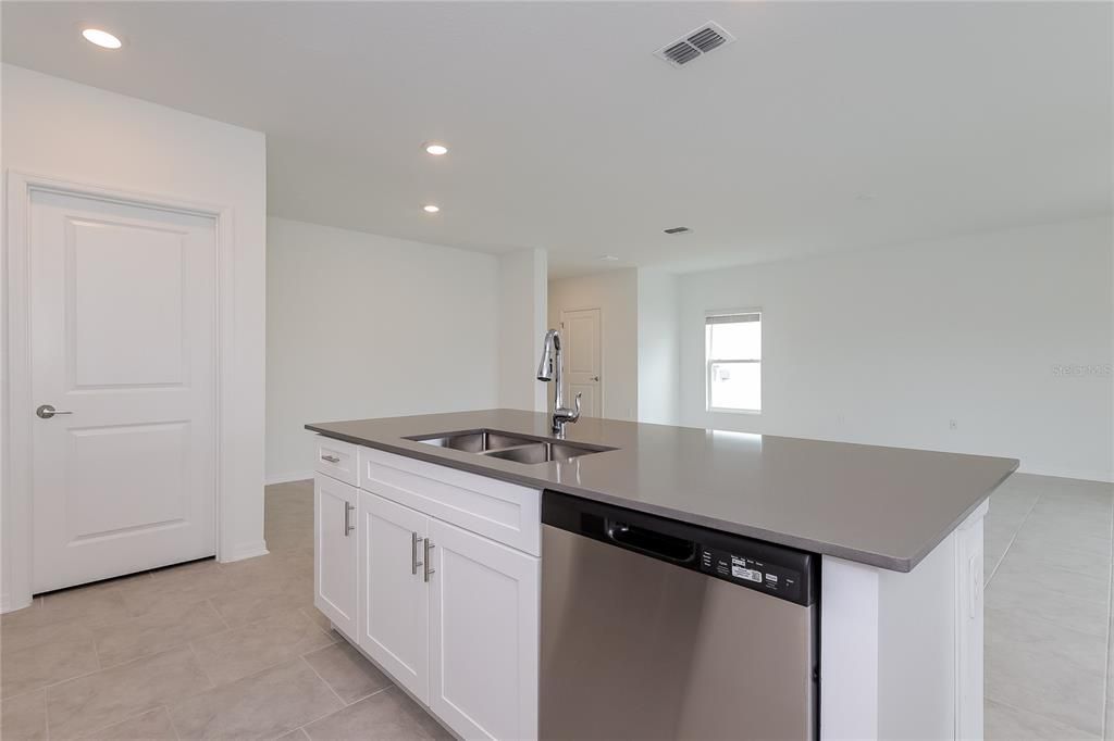 For Rent: $2,200 (5 beds, 2 baths, 2215 Square Feet)