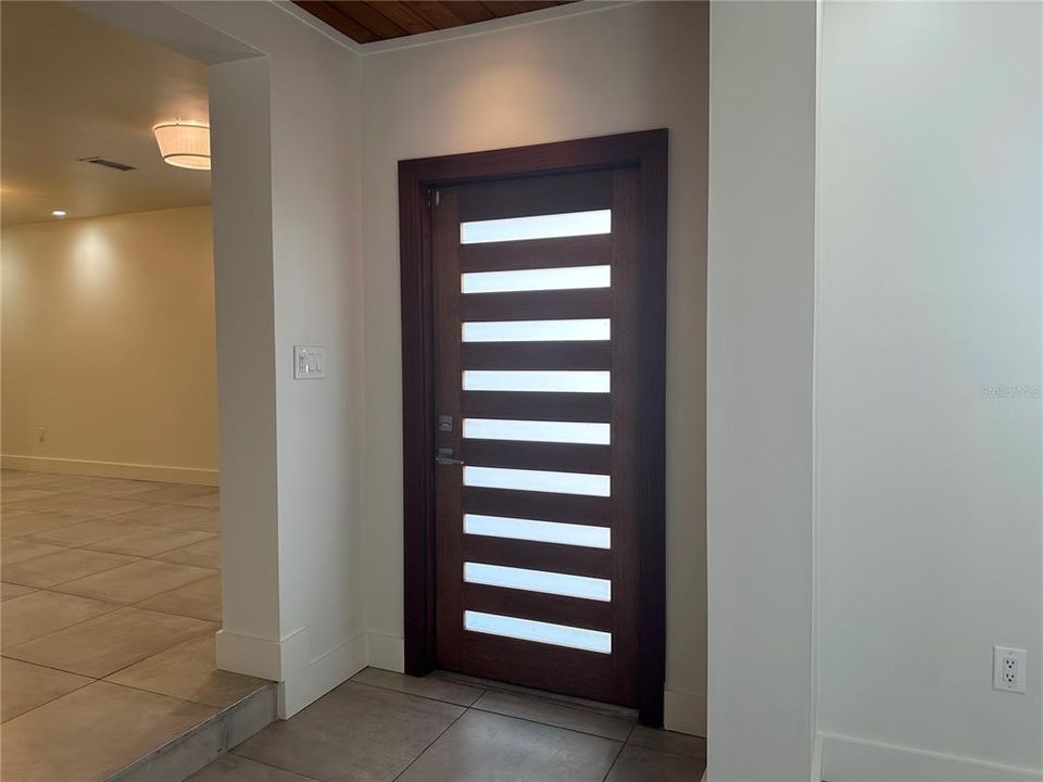 For Rent: $2,750 (1 beds, 2 baths, 1100 Square Feet)