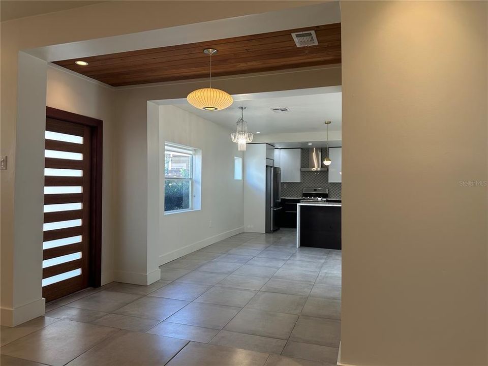 For Rent: $2,750 (1 beds, 2 baths, 1100 Square Feet)