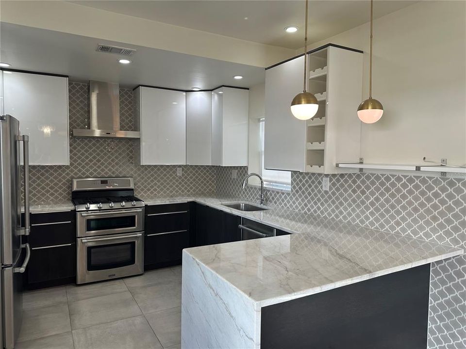 For Rent: $2,750 (1 beds, 2 baths, 1100 Square Feet)