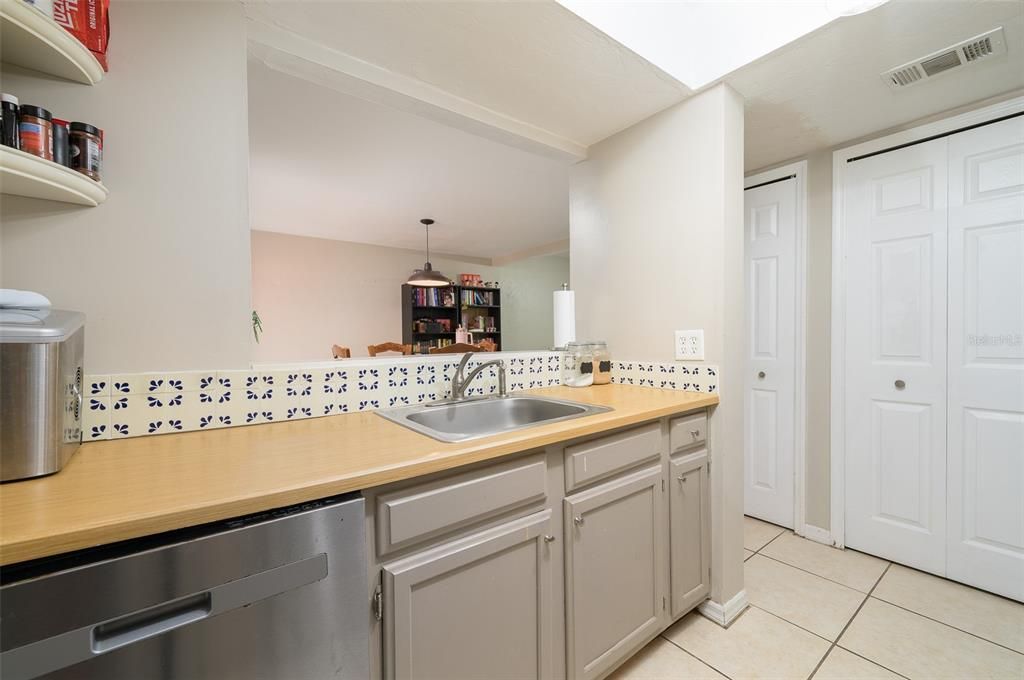 En Venta: $215,000 (3 camas, 3 baños, 1370 Pies cuadrados)