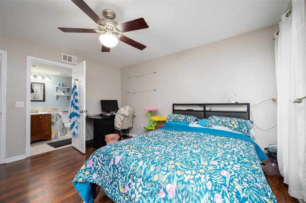 En Venta: $215,000 (3 camas, 3 baños, 1370 Pies cuadrados)