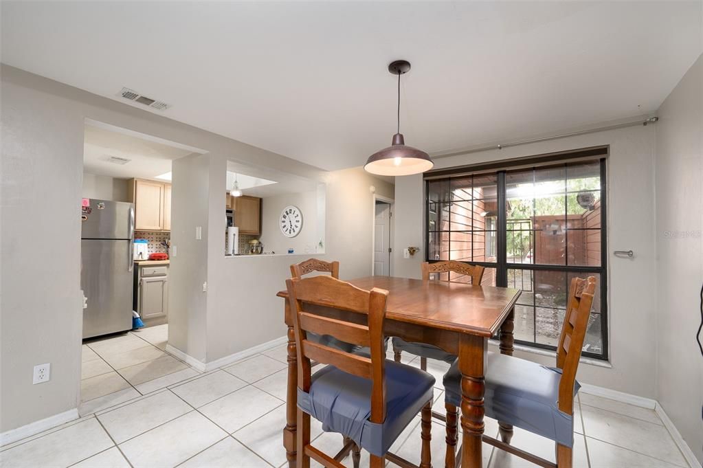 En Venta: $215,000 (3 camas, 3 baños, 1370 Pies cuadrados)