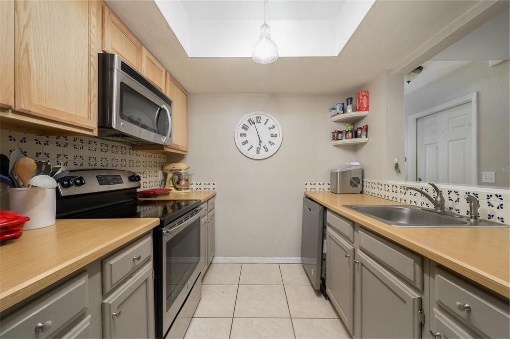 En Venta: $215,000 (3 camas, 3 baños, 1370 Pies cuadrados)