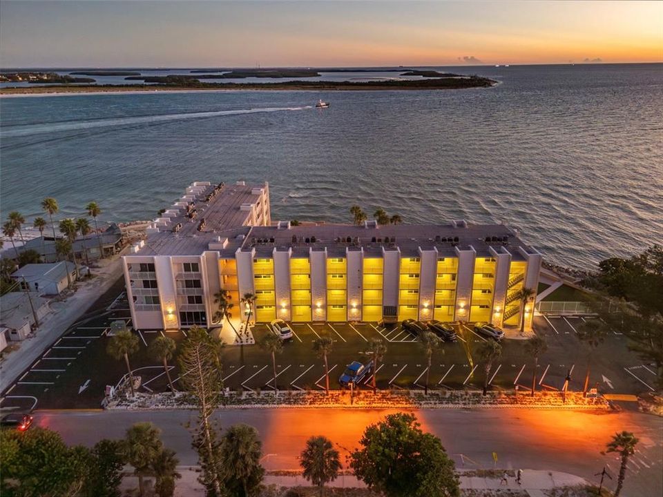 待售: $775,000 (2 贝兹, 1 浴室, 905 平方英尺)