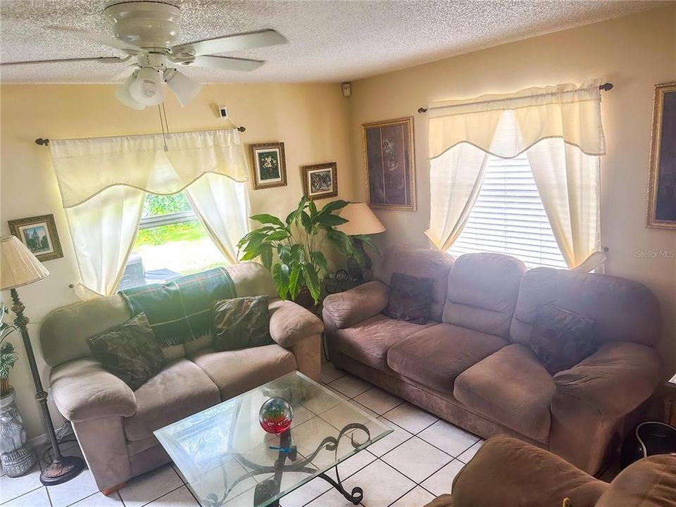 En Venta: $340,000 (4 camas, 2 baños, 1661 Pies cuadrados)