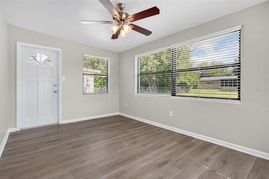 Activo con contrato: $395,000 (3 camas, 2 baños, 1268 Pies cuadrados)