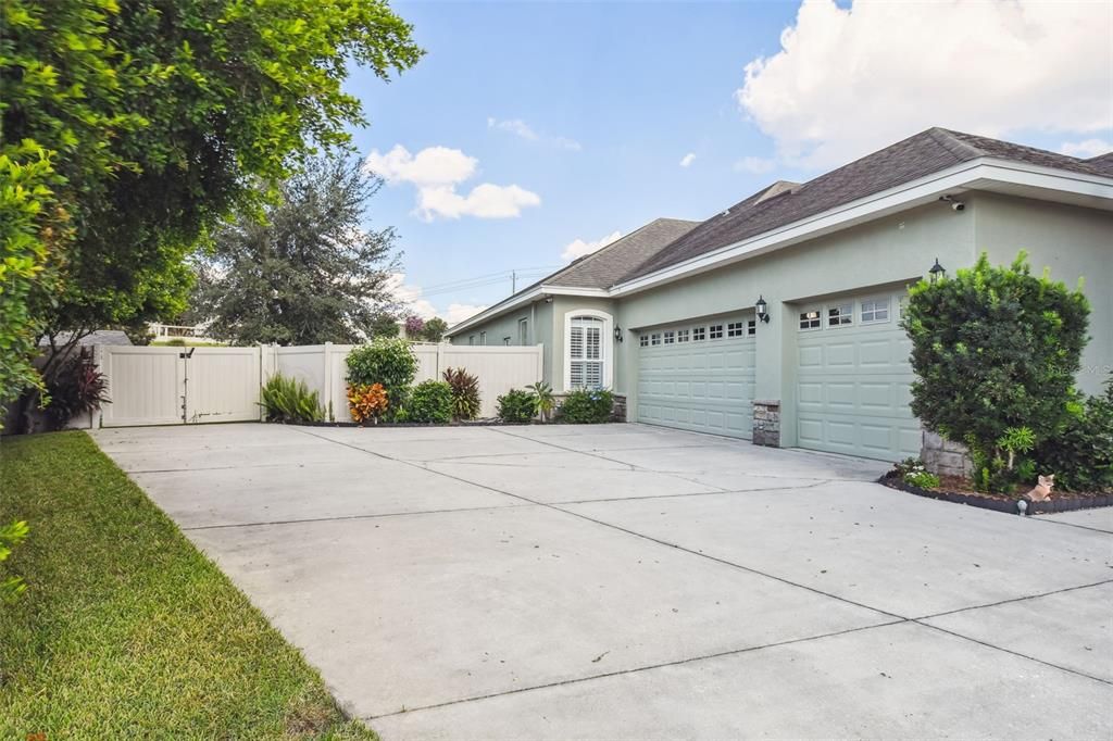 For Sale: $575,000 (3 beds, 3 baths, 2736 Square Feet)