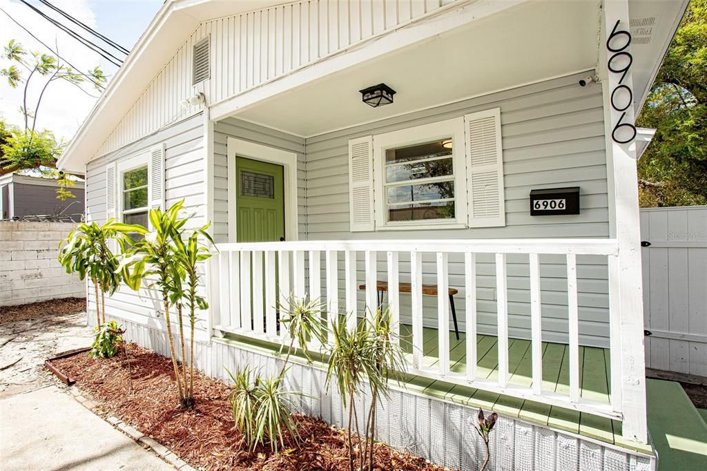 Под контрактом: $289,000 (3 спален, 1 ванн, 1020 Квадратных фут)