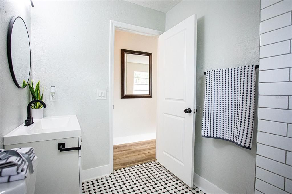 Под контрактом: $289,000 (3 спален, 1 ванн, 1020 Квадратных фут)