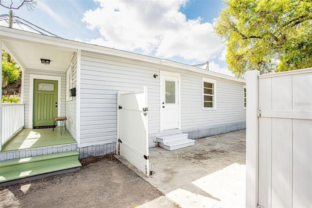 Под контрактом: $289,000 (3 спален, 1 ванн, 1020 Квадратных фут)