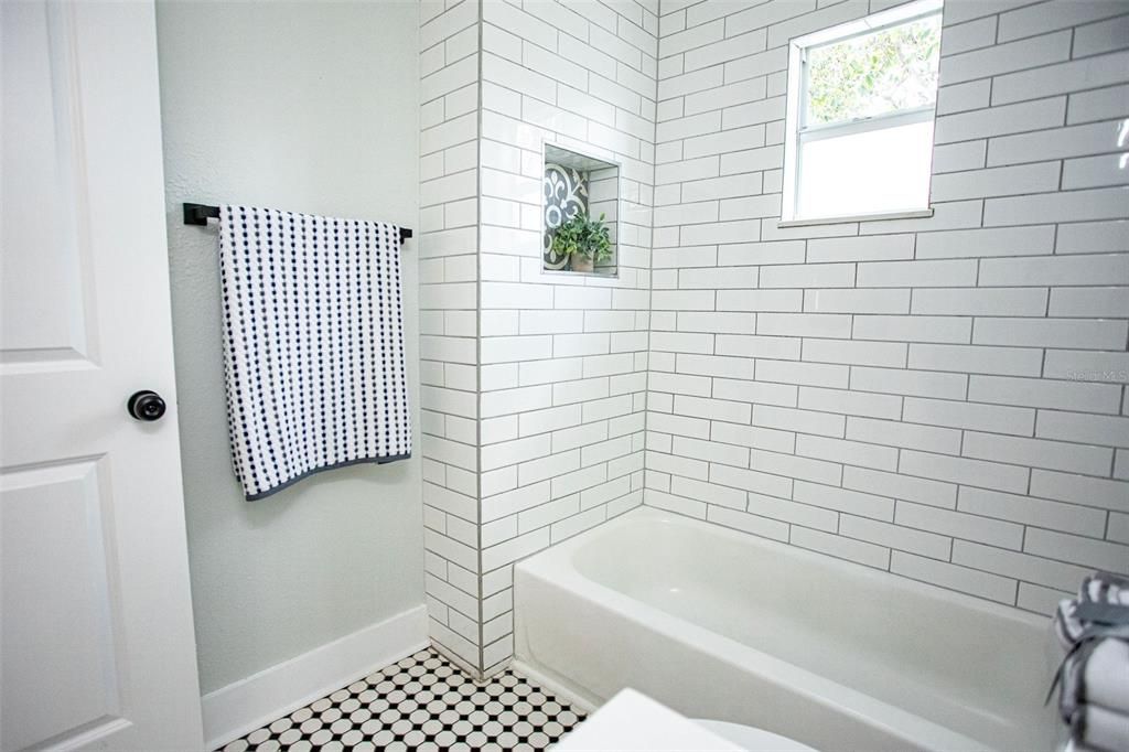 Под контрактом: $289,000 (3 спален, 1 ванн, 1020 Квадратных фут)