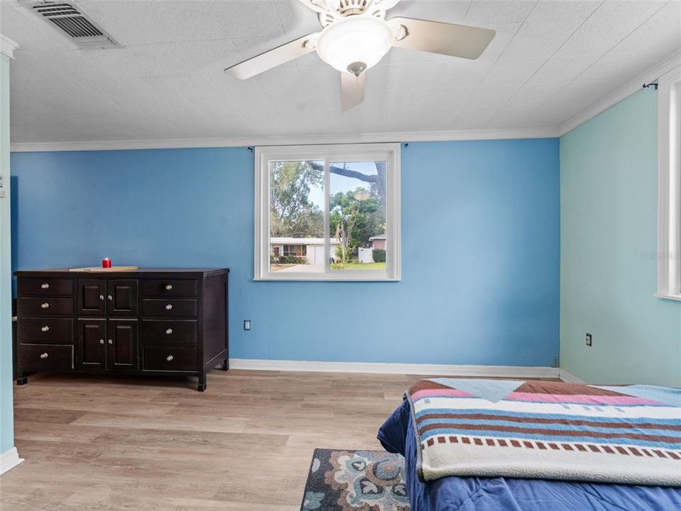 For Sale: $369,900 (4 beds, 2 baths, 1384 Square Feet)