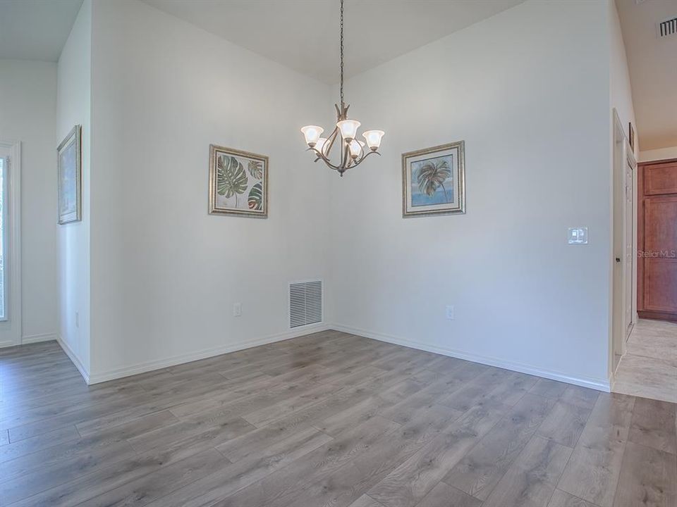 For Sale: $319,999 (2 beds, 2 baths, 1236 Square Feet)